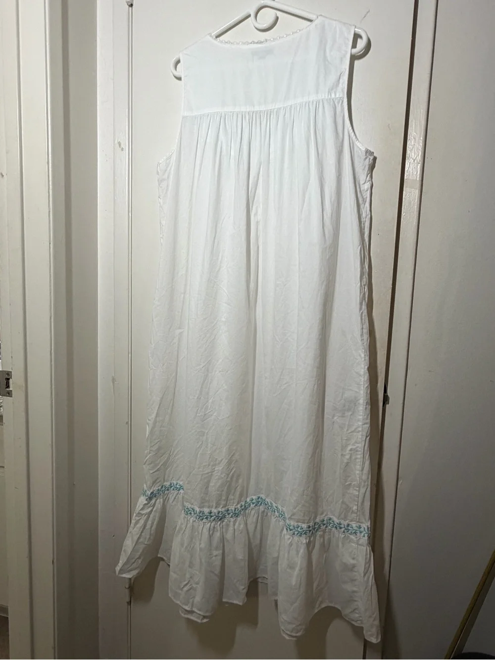 Eileen West White cotton nightgown Blue Embroidered Trim floral large